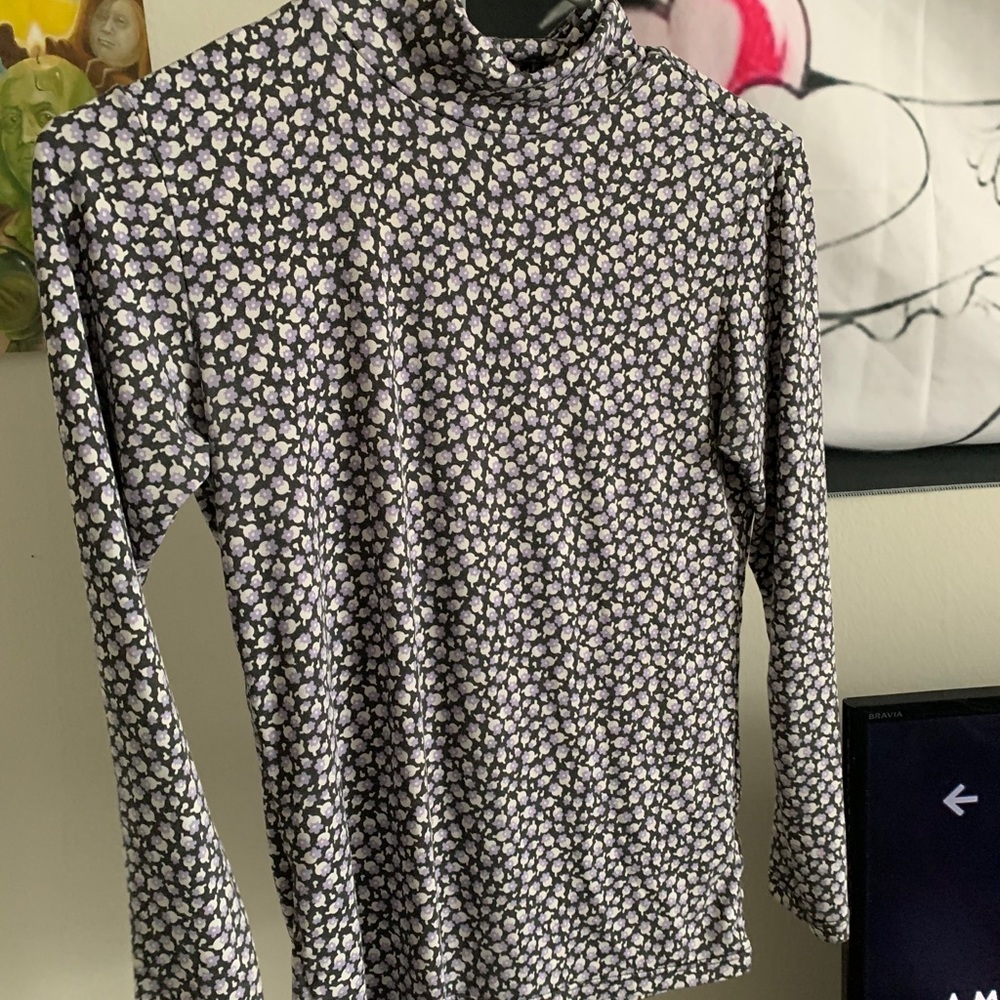 UNIQLO Purple Flower longsleeved turtleneck